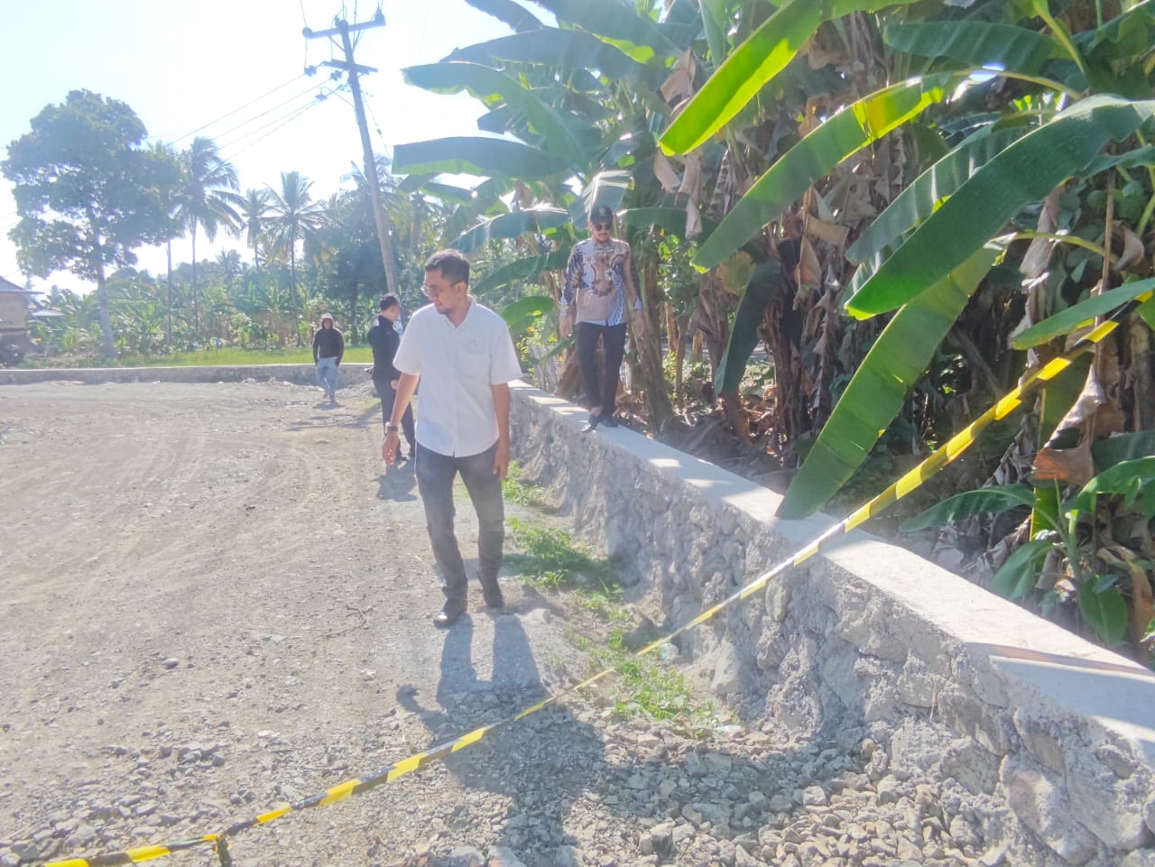 Anggota Komisi III DPRD Wajo melakukan kunjungan kerja ke proyek pembangunan jalan di ruas Lajokka-Macero pada Jumat (17/10/2025)